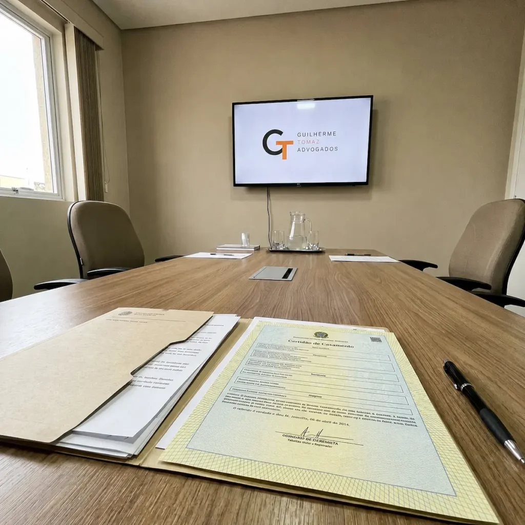 Sala de reunião com certidão de casamento para atendimento em divórcio