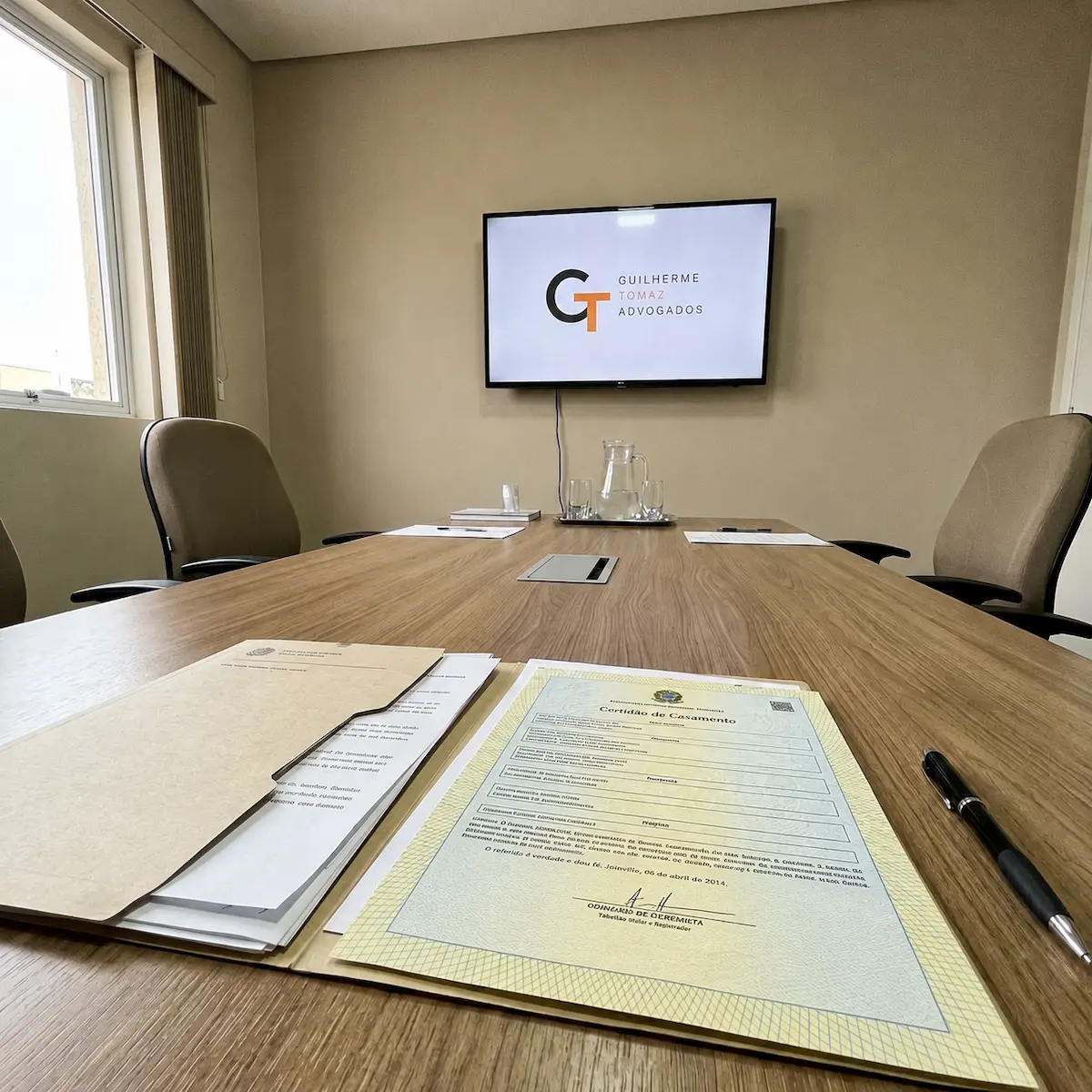 Sala de reunião com certidão de casamento para atendimento em divórcio